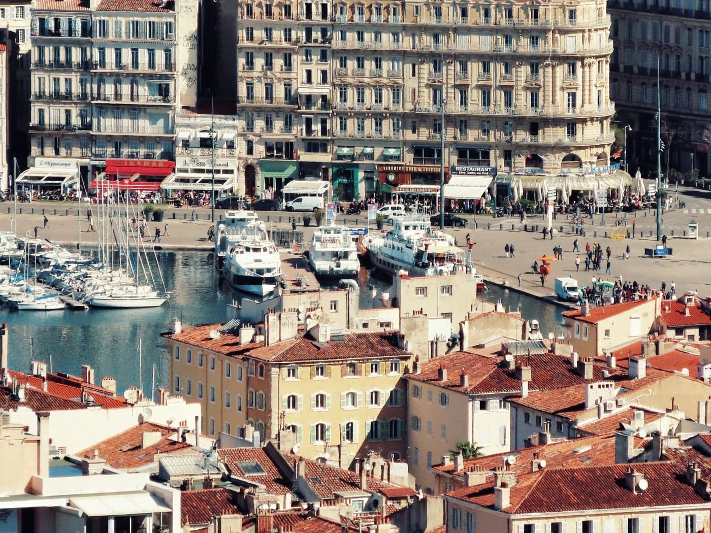 Quais du Vieux-Port de Marseille et toits du quartier ancien