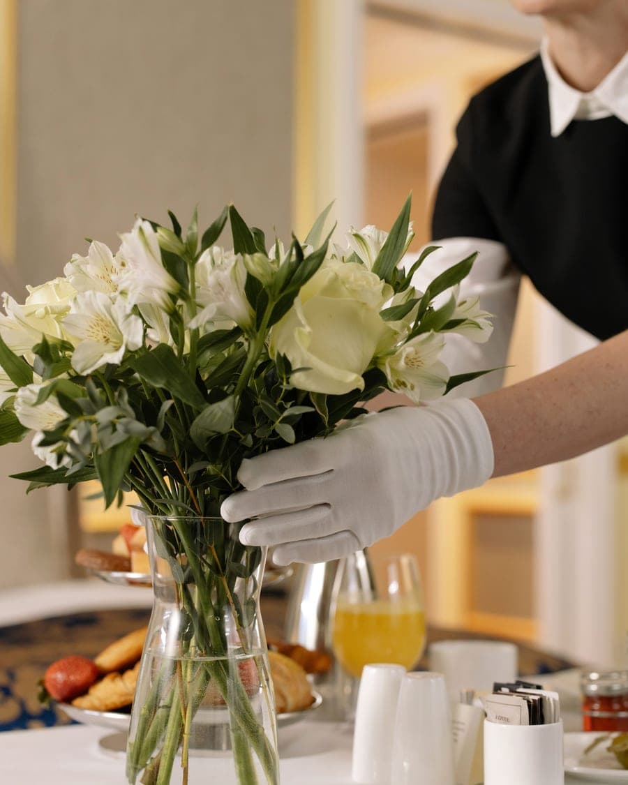 Bouquet blanc et plateau d'accueil dressés avant l'arrivée des voyageurs