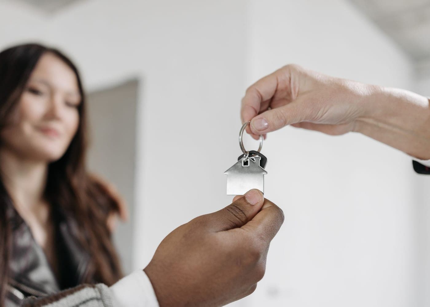 Remise des clés d'un appartement à une voyageuse